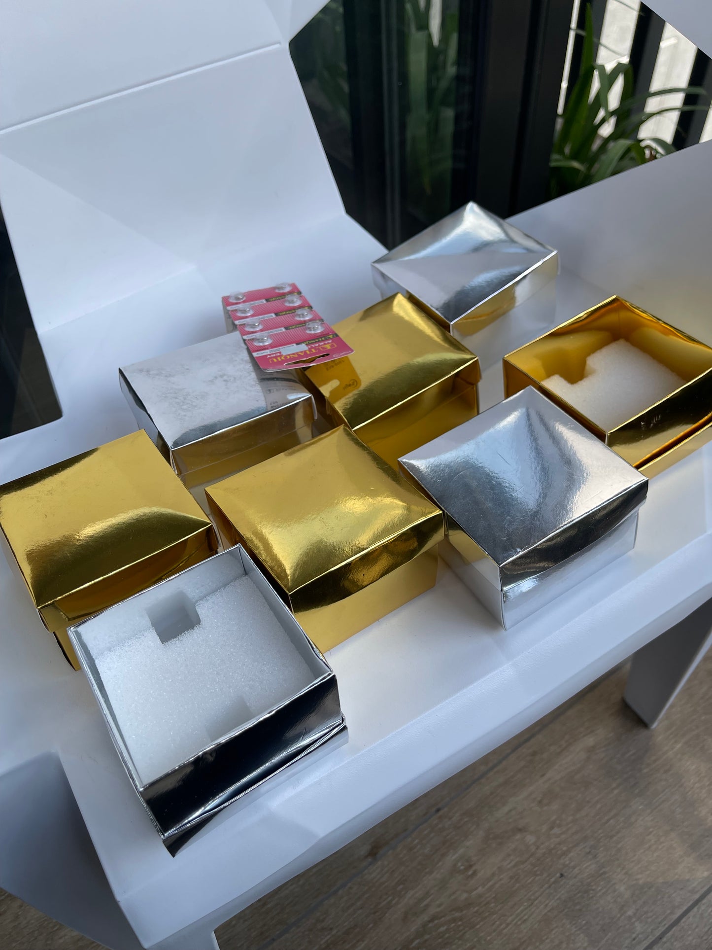 8 cajas de protección y 8 pilas de repuesto