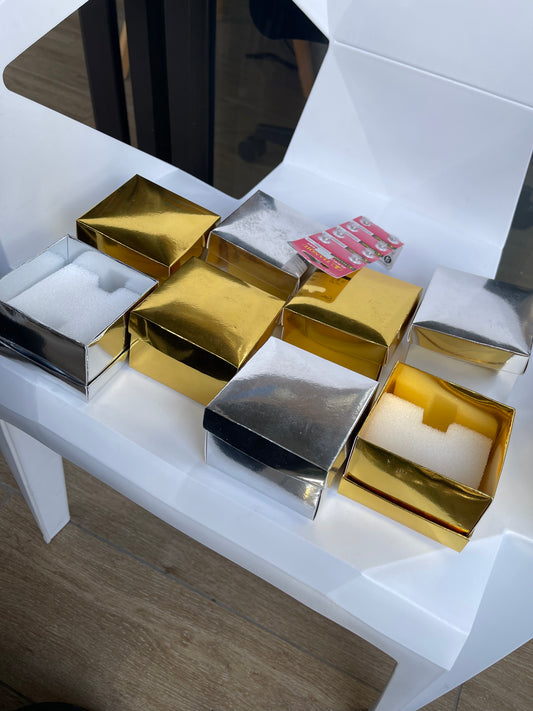 8 cajas de protección y 8 pilas de repuesto