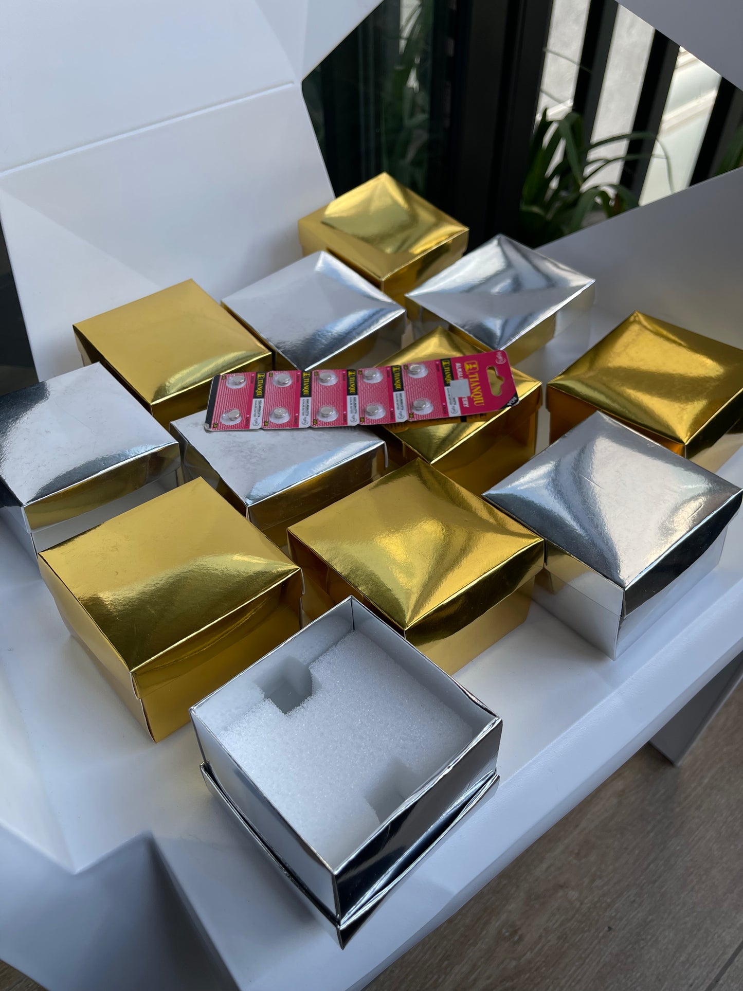 12 cajas de protección con 12 pilas de repuesto