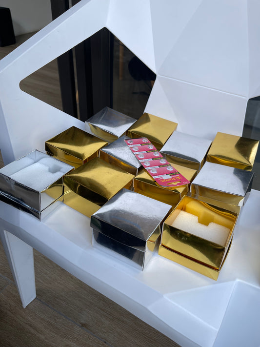 12 cajas de protección con 12 pilas de repuesto