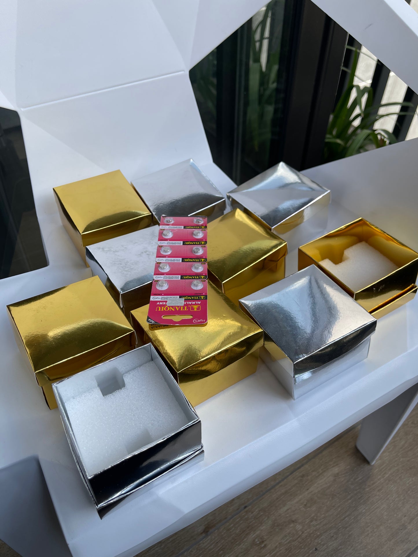10 cajas de protección y 10 pilas de repuesto