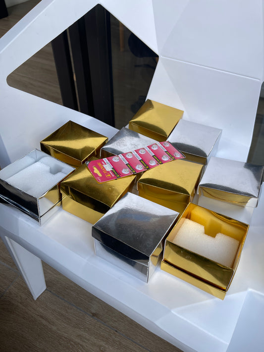 10 cajas de protección y 10 pilas de repuesto