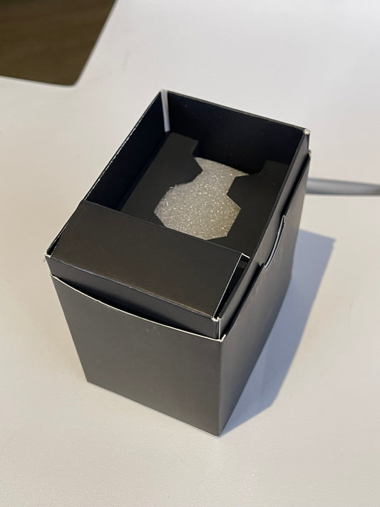 1 CAJA NEGRA DE PRESENTACIÓN