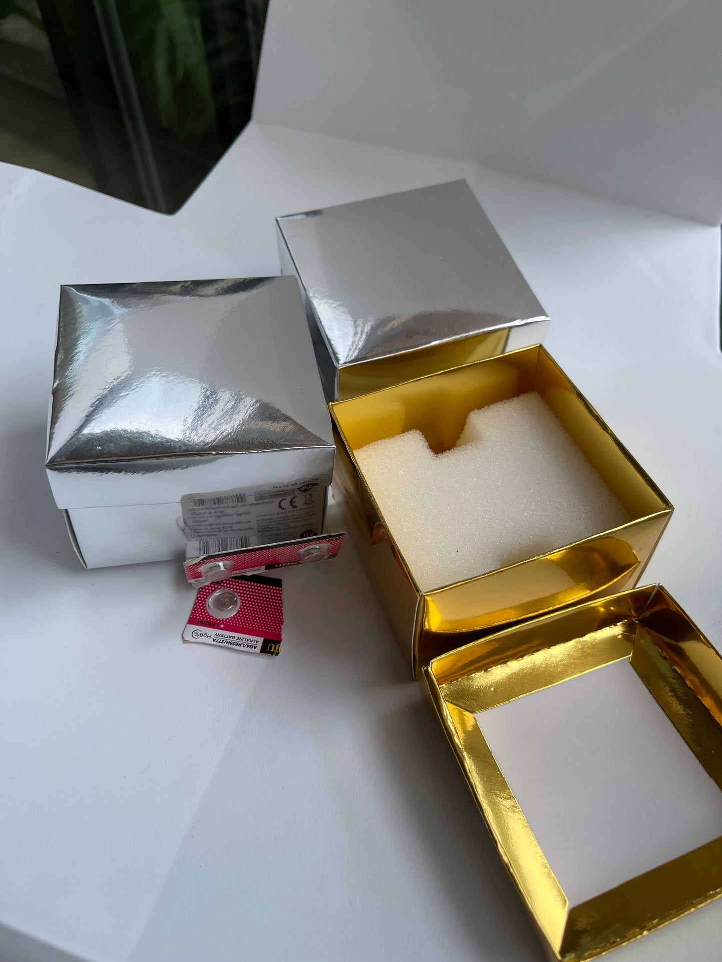 3 cajas de protección y 3 pilas de repuesto